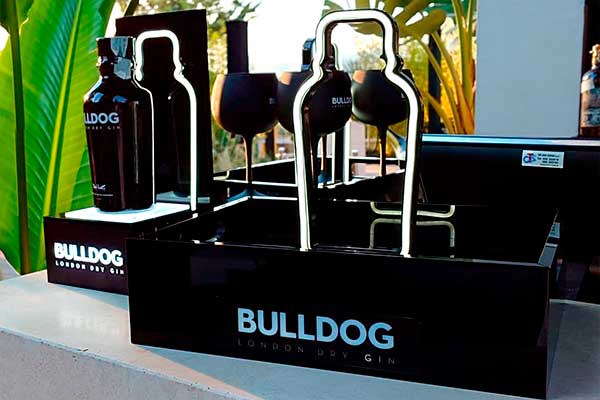 Elementi display e altri prodotti per tour estivo Bulldog